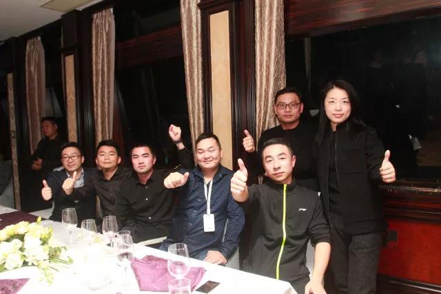 游輪慶祝酒會上設計師們盡情溝通 (4).jpg